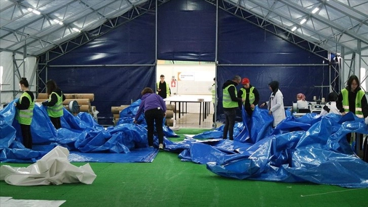Bursa'nın 132 yıllık meslek lisesi depremzedeler için standartlara uygun çadır üretiyor