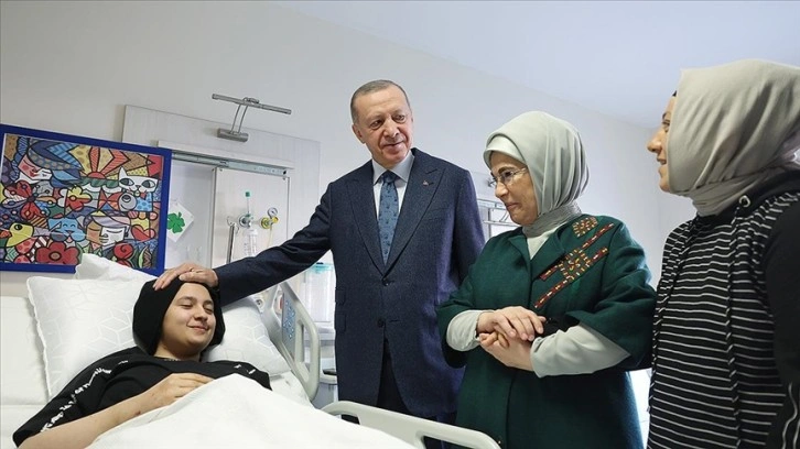 Cumhurbaşkanı Erdoğan Ankara'da tedavi gören depremzedeleri ziyaret etti