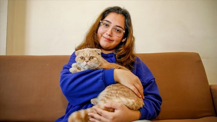 Depremde yaralanan Sena, 19 gün sonra kurtarılan kedisi 