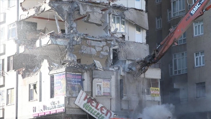 Diyarbakır'da yıkımına başlanan 9 katlı bina çöktü