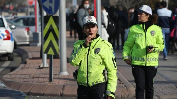 Ekip arkadaşı iki kadın polis, trafiğin düzenli akışı için mesai harcıyor