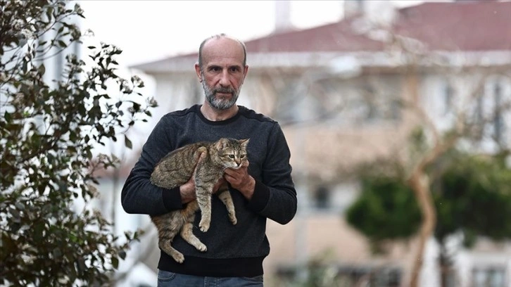 Emekli madenci deprem bölgesinde insanların ve kedilerin hayatına dokundu