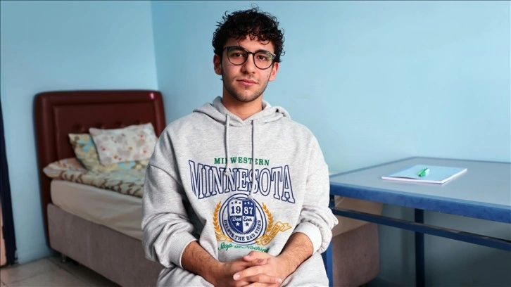 Enkazdan kurtarıldığında kitaplarını soran öğrenci, tıp fakültesini hedefliyor