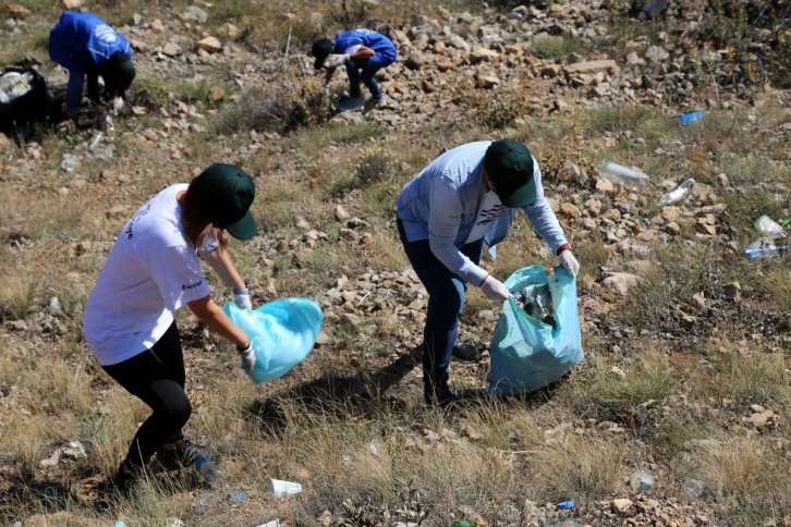 Gümüşhane’de Dünya Temizlik Gününde 2 saatte 50 torba dolusu çöp topladılar