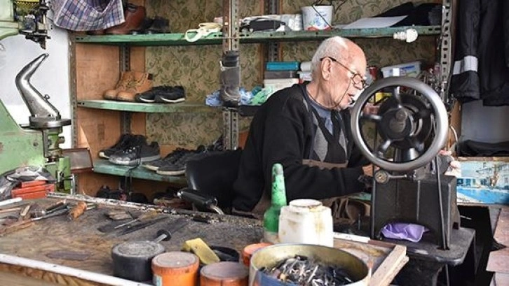 Her sabah bisikletiyle gittiği iş yerinde 65 yıldır ayakkabı tamir ediyor