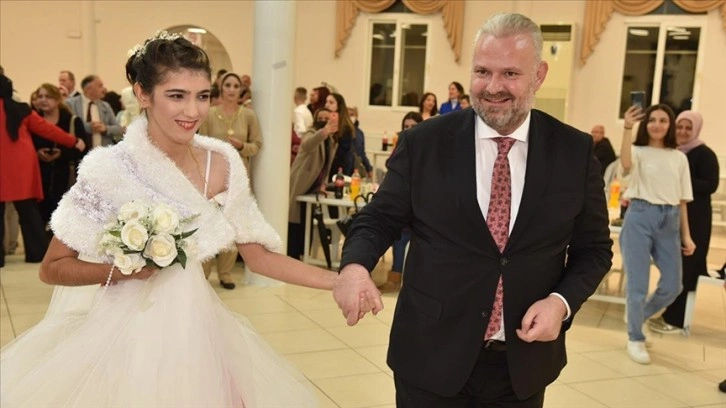 İzmir'de gelinlik giyme hayali kuran otizmli genç kız için temsili düğün yapıldı