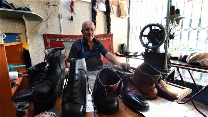 Konyalı Mehmet Usta, 24 yıldır kendisi gibi yürüme engelli olanlara özel ayakkabı üretiyor