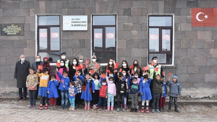 Mehmetçik'ten 2 bin 300 rakımdaki köyde görev yapan öğretmenlere sürpriz ziyaret