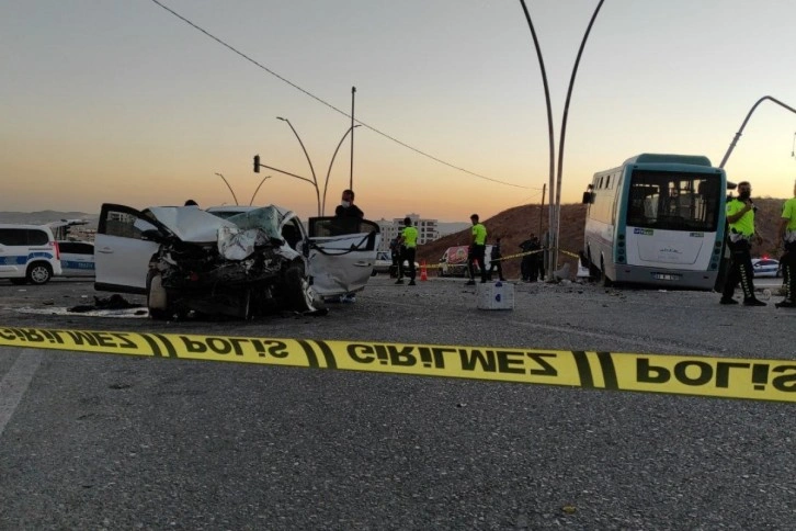Otobüs ile otomobil çarpıştı: 11 yaralı