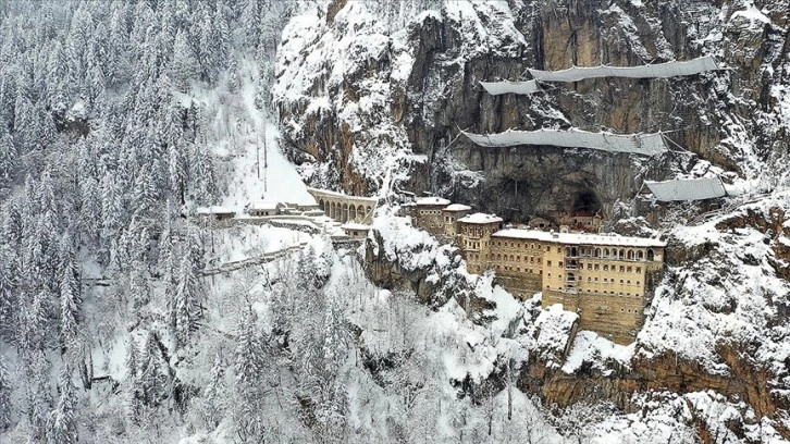Sümela Manastırı ve Altındere Vadisi'ndeki kar manzaraları havadan görüntülendi