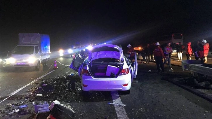 TAG Otoyolu'nda çekiciyle çarpışan otomobildeki 3 kişi öldü