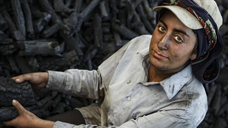 Torakçı kadınların mangal kömürü mesaisi