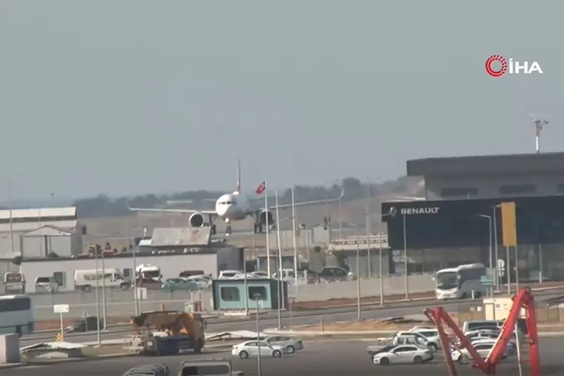 Türk vatandaşlarını yurda getiren uçak İstanbul Havalimanı’na indi