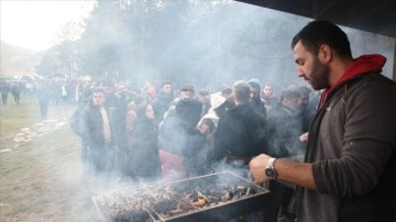 Abant'ta düzenlenen hamsi festivalinde 2 ton balık tüketildi