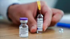 ABD'de sağlık yetkilileri, Beyaz Saray'a üçüncü doz Kovid-19 aşılarının gecikebileceğini b