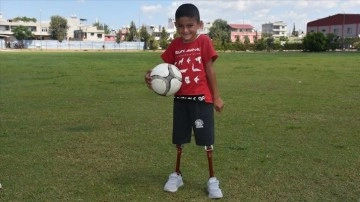 Adana'da 8 yaşındaki Muhammed protez bacaklarına kavuştu