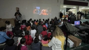 Adana'da depremden etkilenen çocuklar için sinema etkinliği düzenlendi