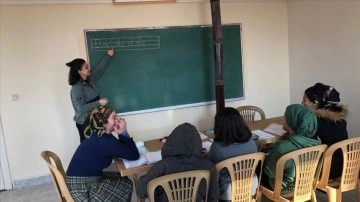 Ağrı'da kadınlar köy yaşam merkezleri sayesinde okuma yazma öğreniyor