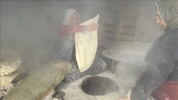 Ağrı'da köylerde yaşayan kadınlar depremzedeler için tandırda ekmek pişiriyor