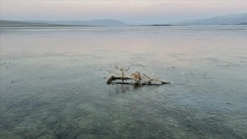 Aktaş Gölü'nün yüzeyi kısmen buz tuttu