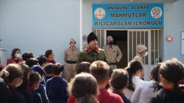 Alanya'da öğretmenler Çanakkale Savaşı döneminin asker kıyafetleriyle ders verdi