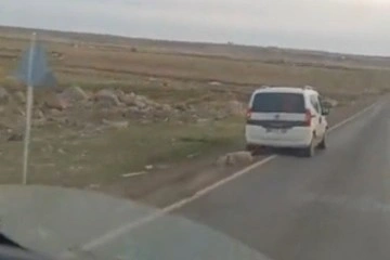 Aracın arkasına bağladıkları koyunu sürükleyerek götürdüler