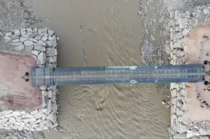 Ayancık'ta selin yıktığı köprünün yerine askeri köprü