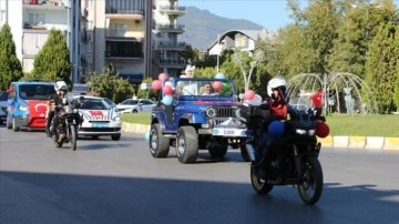Aydın'da polis ve jandarma, sünnet olan şehit çocuğunun araç konvoyuna katıldı