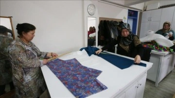 Balıkesir'de depremzede kadınlar geride bıraktıkları için yardım seferberliğine katıldı