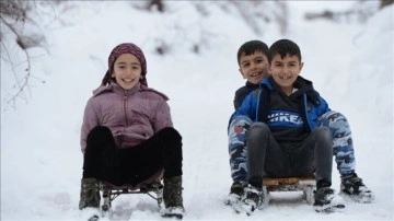 Bingöl'de çocukların kızaklı kayak keyfi
