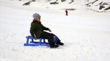 Bitlis'te misafir edilen depremzedeler kayak yaptı