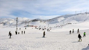 Bitlis'teki El-Aman Kayak Merkezi, kayakseverlerin akınına uğradı