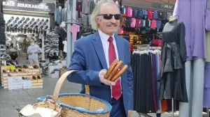 Bursa'nın "kravatlı simitçisi" takım elbisesinden yaz sıcağında da vazgeçmiyor
