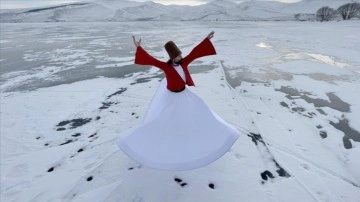 Buzla kaplı Çıldır Gölü'nde sema gösterisi yaptı