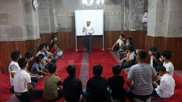 Cami imamı etkinliklerle yaz Kur'an kursunu öğrenciler için eğlenceli hale getirdi