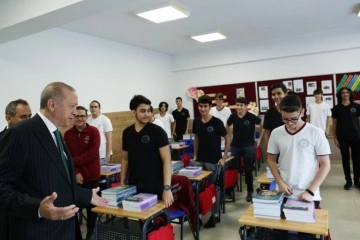 Cumhurbaşkanı Erdoğan, Sancaktepe’de öğretmenler ve öğrencilerle sohbet etti