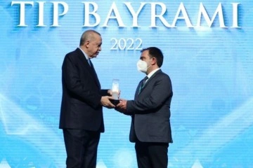 Cumhurbaşkanı Erdoğan'dan TURKOVAC'ı geliştiren Özdarendeli'ye ödül