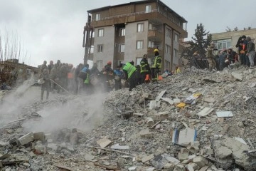 Deprem soruşturmasında gözaltı kararı verilen 14 kişiden 3’ü enkaz altında kalarak öldü