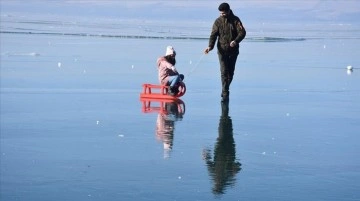 Doğa harikası Çıldır Gölü yılın son gününde ziyaretçilerini buz üzerinde ağırladı