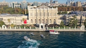 Dolmabahçe Sarayı önünde dalış yapan dalgıçlar su altında Atatürk posteri açtı