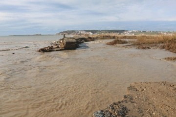 Edirne felaketi yaşıyor, sel sularına dayanamayan köprü yıkıldı