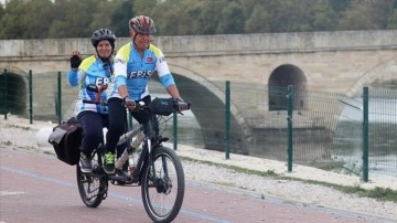 Emekli öğretmen çift yaşamlarına ikili bisikletle sağlık ve neşe katıyor