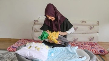 Enkazda ölen annesinin siper olduğu 53 günlük bebeğe süt annelik yapıyor