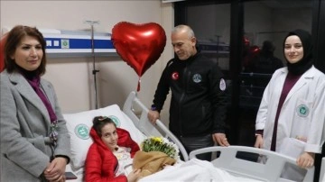 Enkazdan 25. saatte çıkarılan kız çocuğunu Kocaeli'de kurtarıcı ağabeyleri çiçeklerle karşıladı