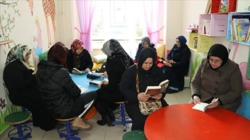 Erzincan'da ekrandan uzaklaşıp kitap okuyan veliler çocuklarına örnek oluyor