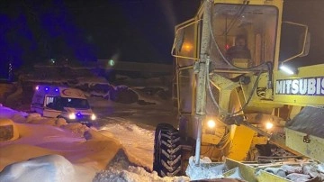 Erzurum'da ekipler kardan yolu kapanan mahalledeki hasta için seferber oldu