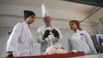 Gastronomi öğrencileri ve Alman şef işitme engellilere aşçılık eğitimi için mutfağa girdi