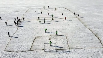 Gazeteciler ve idareciler buz tutan Çıldır Gölü'nde dostluk maçı yaptı