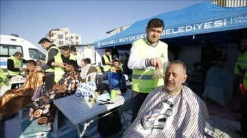 Gönüllü berber ve kuaförler çadır kentte depremzedeleri tıraş etti