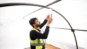 Hataylı depremzedelerin çadırlarını Diyarbakır'dan gelen ustalar aydınlatıyor